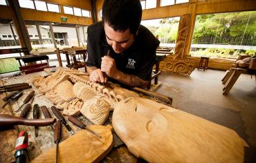Maori carver at work in Rotorua - Maori Culture Tours