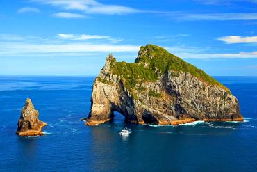 Cruise boat at the famous Hole in the Rock, Bay of Islands - NZ Sighteeing Tour